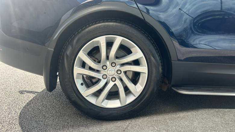 Land Rover Discovery 3.0 D300 S 5dr Auto Diesel Station Wagon